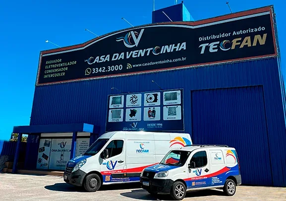 Fachada da loja Casa da Ventoinha em São José/SC, com as vans de entrega