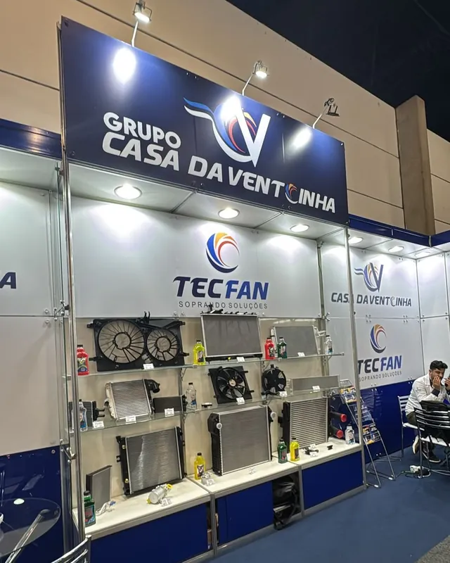 Estande do Grupo Casa da Ventoinha e TECFAN em feira do setor automotivo